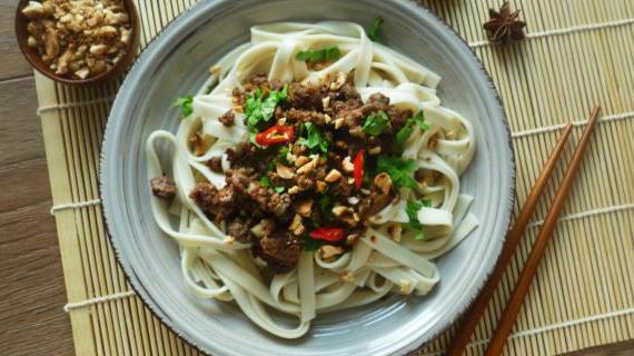 Азиатская хрустящая говядина с ароматной лапшой — быстрый и вкусный ужин за 25 минут