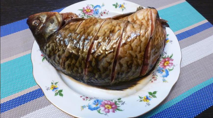 Карася очистите от чешуйки, выпотрошите, промойте и обсушите. Сделайте несколько диагональных надрезов на теле рыбы. Для маринада смешайте устричный и соевый соусы, кунжутное масло и немного черного перца. Хорошо натрите рыбу внутри и снаружи, затем оставьте мариноваться в течение 30 минут.