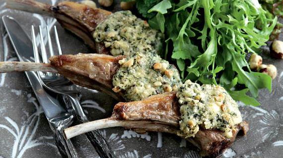 Баранья корейка с рокфором и орехами: изысканное сочетание вкусов