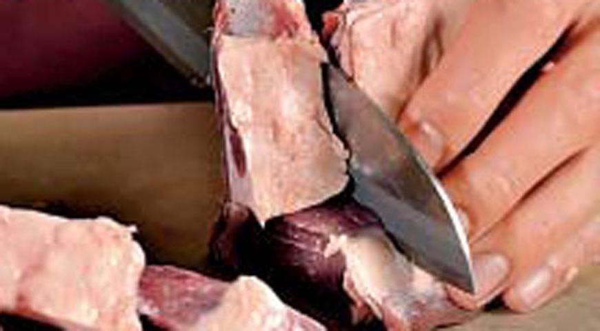 Разделите баранину на порционные куски, чтобы в каждом было по одному ребру. Обжарьте каждый кусок на сухой разогретой сковороде в течение 2 минут с каждой стороны. После этого выложите обжаренные ребра в противень с овощами, смажьте небольшим количеством получившегося соуса и готовьте еще 12 минут. Подавайте вместе с оставшимся соусом.