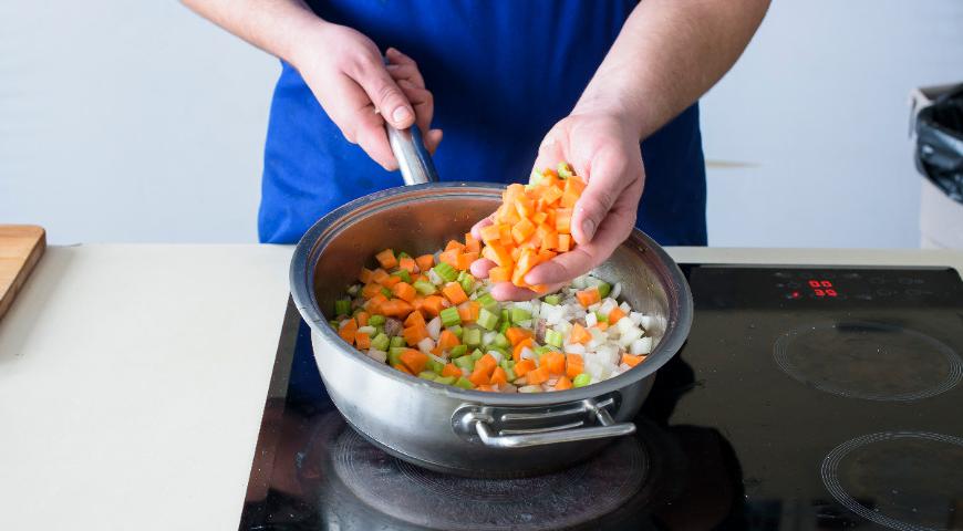 Снимите сковороду с огня, залейте мясо смесью из красного вина, говяжьего и куриного бульонов. Добавьте подготовленные овощи. Накройте крышкой и отправьте в духовку при температуре 95 °C на 2–3 часа, периодически перемешивая. После остывания отфильтруйте жидкость и сохраните её. Мясо разделите на волокна.