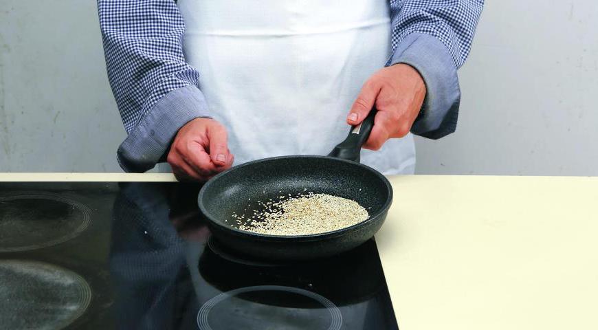 В большом контейнере смешайте рисовый уксус с сахаром до полного растворения последнего. Обжарьте кунжутные семечки на холодной сковороде, постоянно помешивая, около 3 минут, пока они не станут золотистыми. Сразу же переложите их в отдельную миску, чтобы они не перегрелись.