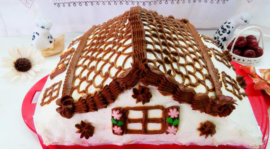 Украсьте торт по своему вкусу. Я использовала остатки крема, чтобы создать декор в виде крыши и стенок домика.