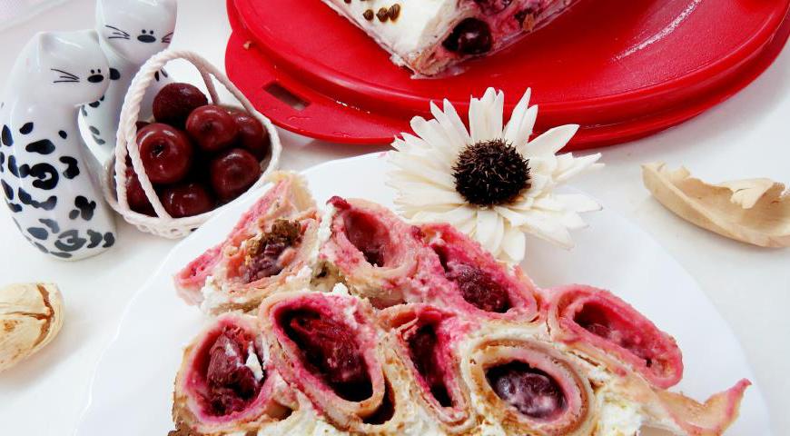 Готовый торт нарезается легко, а каждый кусочек источает аромат вишни и сливочного крема. Подавайте и наслаждайтесь!