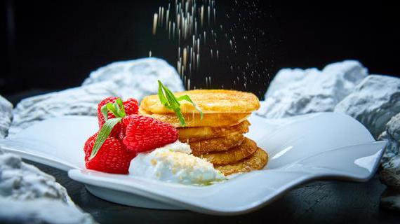 Блины на миндальной муке с кокосовым молоком и малиной для гурманов