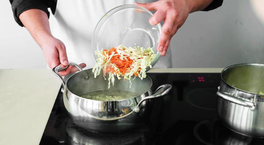 Когда картофель будет готов, отлейте примерно половину бульона в другую кастрюлю, добавьте туда нарезанную капусту и морковь. Доведите до кипения и проварите 12 минут.