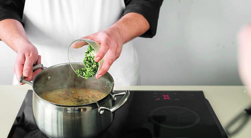Смешайте картофельную массу с отваром, капустой, морковью и приготовленной смесью чеснока с петрушкой. Поперчите, при необходимости добавьте соль. Прогрейте до температуры чуть ниже кипения. Подавайте горячим, украсив дополнительной долькой масла.