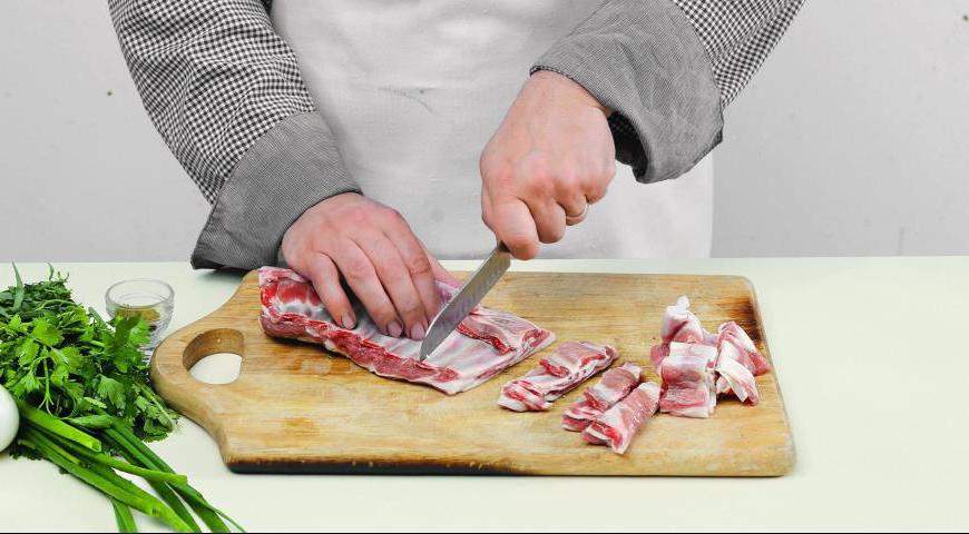 Подготовьте мясо, разделив его на порционные кусочки по одному ребрышку. Для удобства попросите мясника заранее разрубить кость между ребрами.