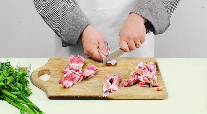 Для лучшего внешнего вида можно зачистить концы ребер, срезав мясо. Сохраните срезанное мясо для других целей.