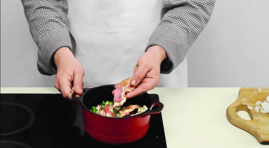 Выложите ингредиенты слоями в кастрюлю: зелень, мясо, лук с чесноком, снова зелень, мясо, лук с чесноком, алычу и зелень. Влейте вино, закройте крышкой, доведите до кипения и тушите на минимальном огне 1 час 45 минут. Подавайте с грузинским хлебом тонис пури.