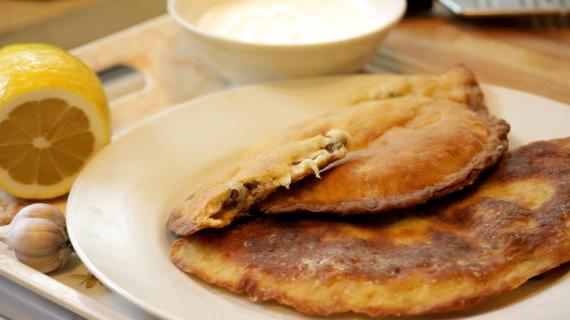 Чебурек с ароматной бараниной, брынзой и чесночным соусом по-домашнему