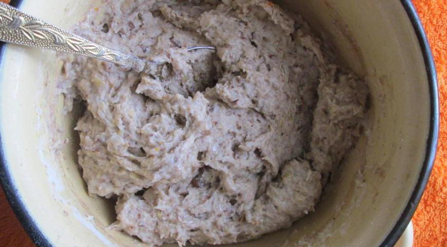 Всыпьте муку, разрыхлитель, измельчённые грецкие орехи и снова перемешайте до однородной консистенции.