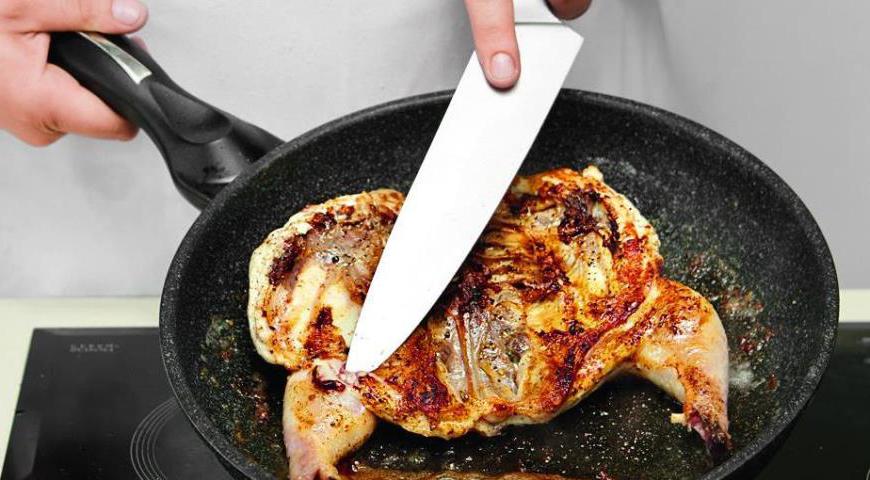 Проверьте готовность: надрежьте мясо в самом толстом месте ножки. Если вытекает прозрачный сок — блюдо готово. Если сок розовый — нужно дожарить еще 8–12 минут.
