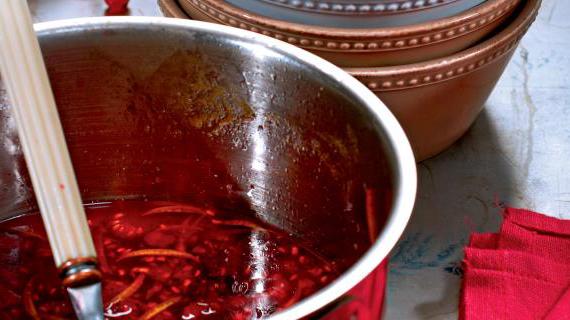 Десерт парфе с персиками и ароматным малиновым соусом
