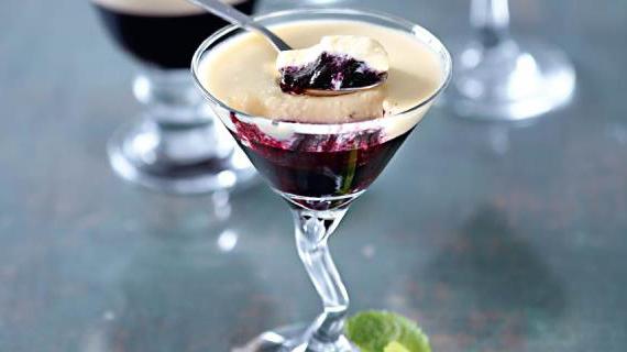 Десерт с черной смородиной и нежным ванильным кремом: освежающий вкус лета
