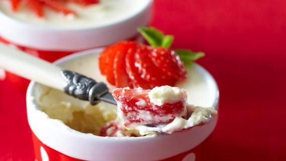 Десерт с клубникой и сливочным желе - нежное лакомство для особых случаев