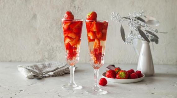 Десерт Желе из Свежей Клубники с Шампанским — Вкусное и Освежающее Лакомство