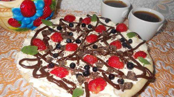 Десертная пицца DOLCE с шоколадом, ягодами и сырным кремом