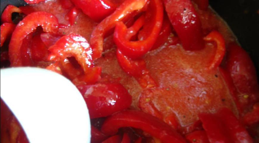 Добавьте нарезанный перец, растительное масло, сахар, соль и черный перец. Хорошо перемешайте и установите температуру 150°C, готовьте в режиме 