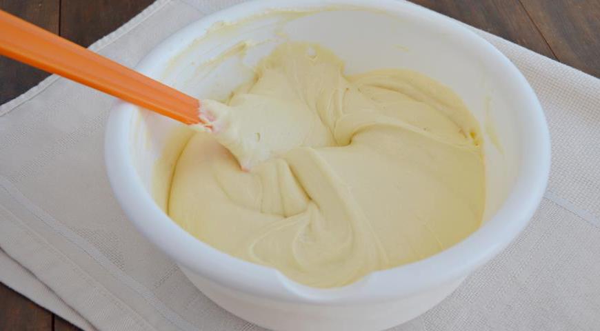 Убедитесь, что все продукты комнатной температуры. Взбейте яйца с сахаром в течение 3–4 минут до пышной массы. Добавьте размягчённое сливочное масло и ванильную эссенцию, хорошо перемешайте. Постепенно всыпайте просеянную муку, постоянно помешивая. Консистенция теста должна напоминать густую сметану. Разрыхлитель или сода не требуются.