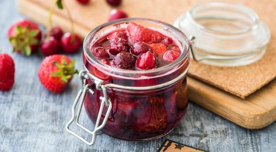 Домашнее варенье из клубники и вишни на зиму