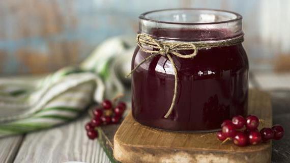 Домашнее желе из красной смородины — прозрачное и ароматное лакомство