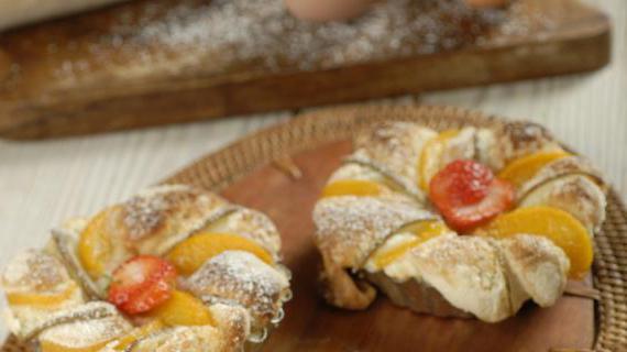 Домашние фруктовые корзиночки с персиками и грушами