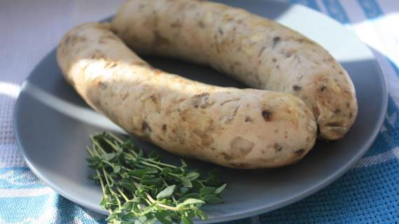 Домашние куриные колбаски с ароматными грибами и пряностями