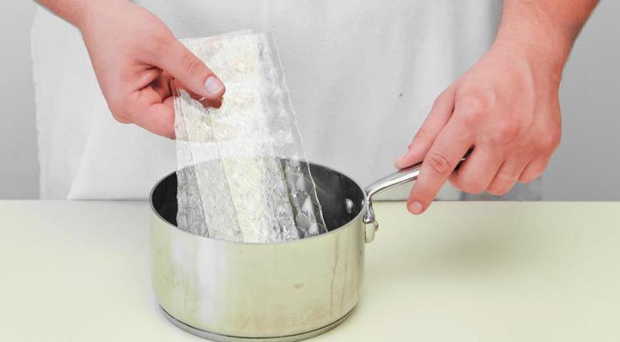Залейте желатиновые листы 150 мл холодной воды и оставьте на 10 минут для набухания. Переложите в небольшую кастрюлю, нагрейте на слабом огне до полного растворения. Вмешайте ванильный сахар и отставьте в сторону.