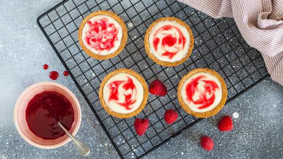 Домашние мини-чизкейки с малиновым соусом