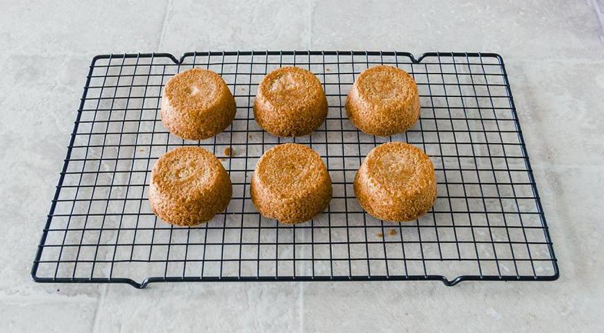 Разогрейте духовку до 180 °C. Выньте формочки из холодильника и выпекайте основы 15–18 минут, пока они не станут светло-золотистыми. Переложите на решетку и дайте полностью остыть.