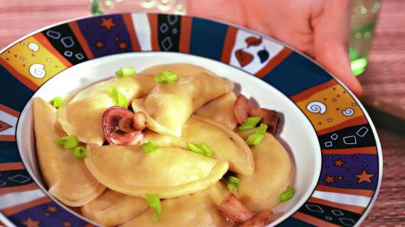 Домашние пельмени с ароматными маринованными грибами