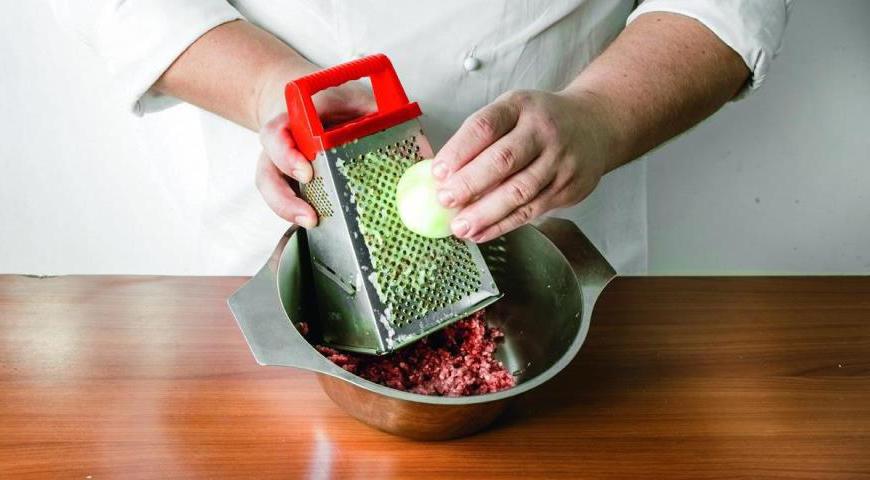 Для фарша проверните через мясорубку с мелкой решеткой мясо. Очистите и натрите лук и чеснок на терке. Смешайте мясной фарш с луком и чесноком, щедро посолите и поперчите. Поставьте фарш в холодильник на 18 минут.