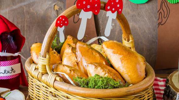 Домашние пирожки с яблоками: классический рецепт