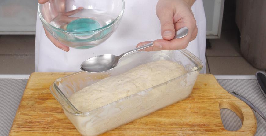 Разогрейте духовку до 190 °C. Перед выпечкой слегка сбрызните поверхность теста водой из пульверизатора. Поставьте хлеб в духовку и выпекайте в течение 40 минут. Готовность проверяйте деревянной лучинкой — она должна выходить сухой.