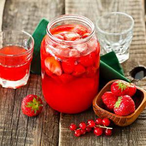 Домашний компот из клубники с соком красной смородины, приготовленный в мультиварке