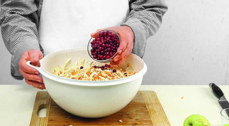 Проверьте вкус: если хотите более солёный вариант, добавьте еще одну столовую ложку соли. По желанию введите предварительно слегка размолотые семена укропа или тмина. Также на этом этапе можно добавить клюкву.