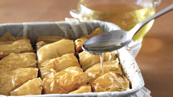 Домашняя баклава с оливковым маслом и ассорти из орехов