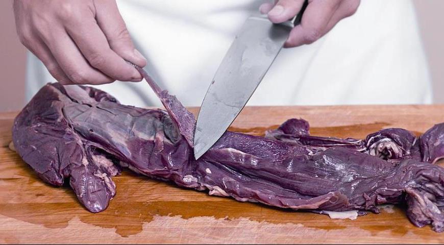 Тщательно очистите говяжью вырезку от пленок и жира. Поместите мясо в плотно закрывающийся контейнер подходящего размера. Засыпьте половину подготовленной солевой смеси, затем залейте красным вином и добавьте оставшуюся часть смеси сверху.