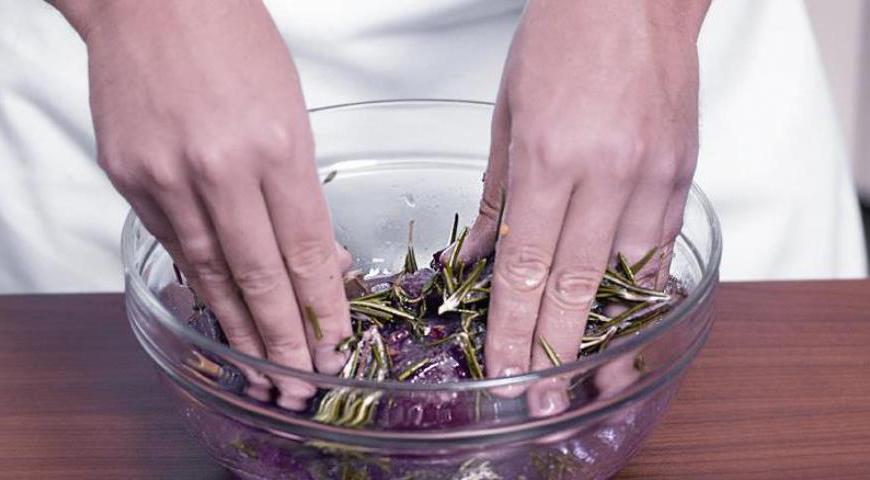 Аккуратно помассируйте мясо руками, чтобы специи и соль равномерно распределились и начали впитываться. Закройте контейнер и отправьте в холодильник на 7–8 дней. Каждые 24 часа переворачивайте мясо для равномерного проникновения маринада.