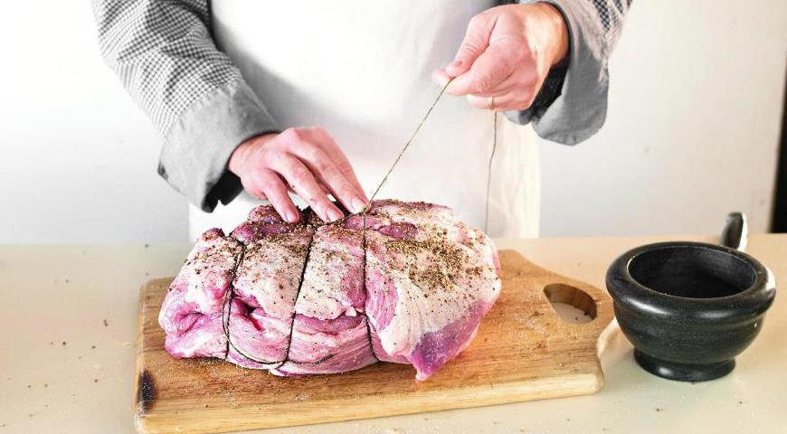 Обвяжите мясо кулинарным шпагатом, чтобы оно сохраняло форму во время запекания. Оставьте буженину мариноваться от 4 часов до 3 дней в зависимости от желаемой насыщенности вкуса.