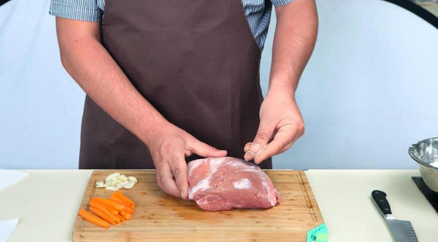 Обсушите мясо бумажными полотенцами, чтобы удалить лишнюю влагу. Натрите его смесью соли и перца равномерно со всех сторон.