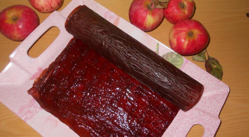 Разогрейте духовку до 100 °C. Поставьте противни с яблочной массой внутрь и сушите около 4 часов. Чтобы обеспечить циркуляцию воздуха, слегка приоткройте дверцу духовки (можно положить между дверцей и корпусом карандаш). Готовая пастила не должна липнуть к рукам. После остывания аккуратно снимите пастилу с бумаги.