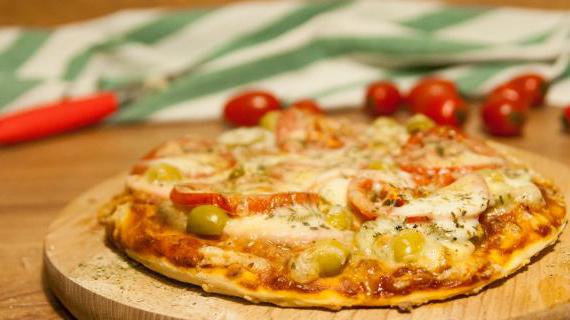 Домашняя пицца с мясным фаршем, грибами и сыром моцарелла