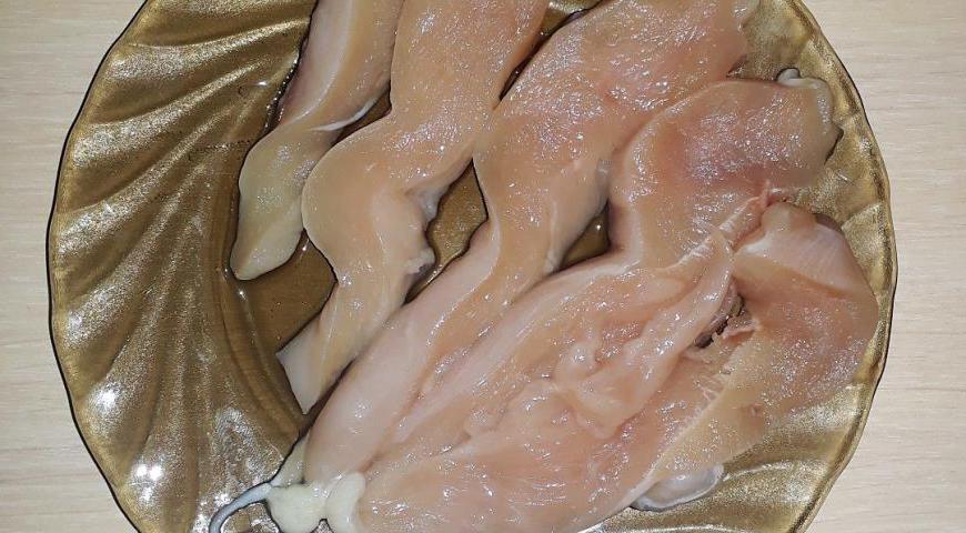 Куриную грудку нарежьте тонкими полосками и обжарьте на хорошо разогретой сковороде до золотистой корочки с обеих сторон.