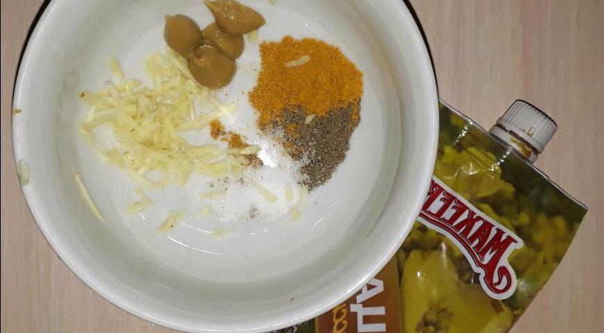 Теперь займемся ароматным соусом. В отдельной миске смешайте хмели-сунели, черный молотый перец, измельченный чеснок и горчицу.