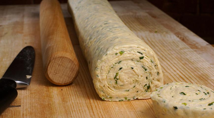 Нарежьте рулет на порционные куски толщиной около 2 см.