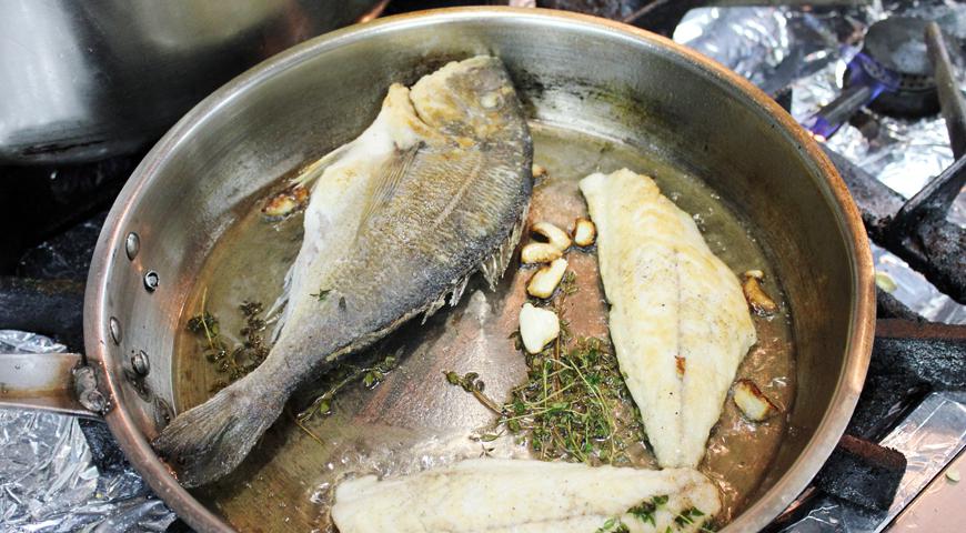 На сковороде разогрейте немного оливкового масла. Аккуратно выложите рыбу и обжаривайте с каждой стороны около 3 минут до образования золотистой корочки. Готовую рыбу переложите на тарелку.