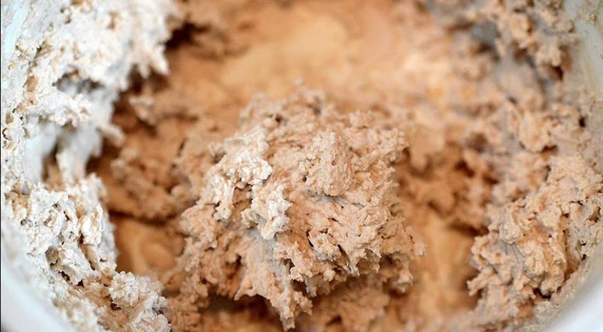 Для начинки взбейте творожный сыр со сливками, ванильным сахаром и какао-порошком до получения однородной массы.