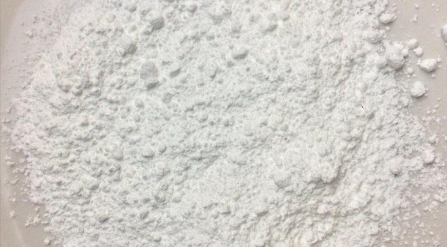 Установите решетку духовки по центру. Разогрейте духовку до 180°C. Высыпьте сахарную пудру на плоскую тарелку для обваливания шариков.